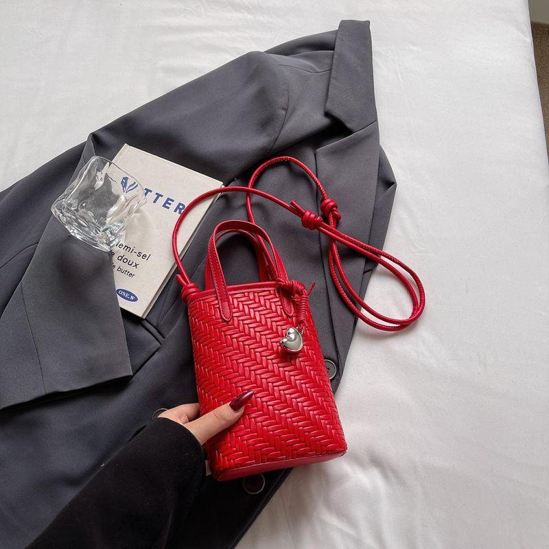 

Niche Bag Women s 2025 New Trendy Silver Bucket Bag Hand Bag Commuter Shoulder Bag Shoulder Mobile Phone Bag Red
