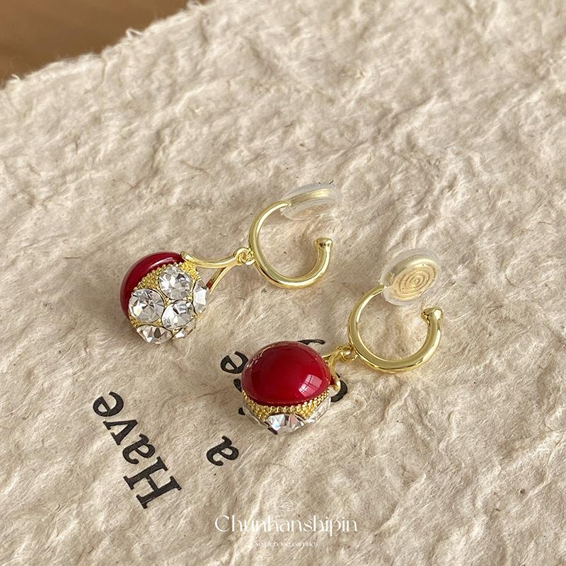 

Super flash double-sided red pearl earrings, winter high-end diamond-encrusted ear clips,women s no ear piercings,square round face, retro ear buckles