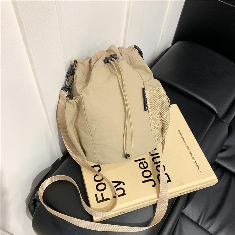 Niche design sense drawstring bucket bag outdoor sports leisure fashion versatile bag messenger bag women
