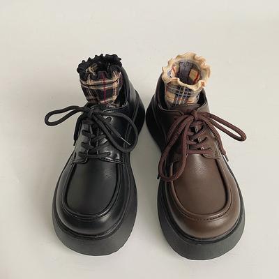 Masīvi platformas oksforda apavi sievietēm 2025. gada pavasarim ar šņorēšanu, uz biezas zoles, no lakādas, gotiski lofēri