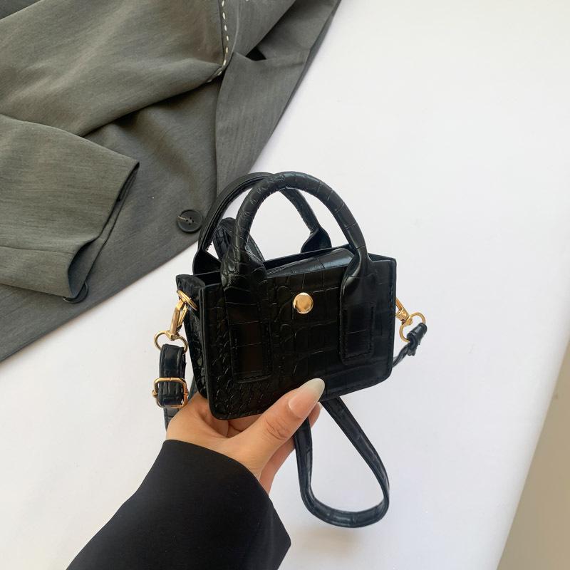 

2024 летняя новая маленькая свежая простая модная сумка через плечо простая ретро сумка-мессенджер модная простая квадратная сумка чёрный