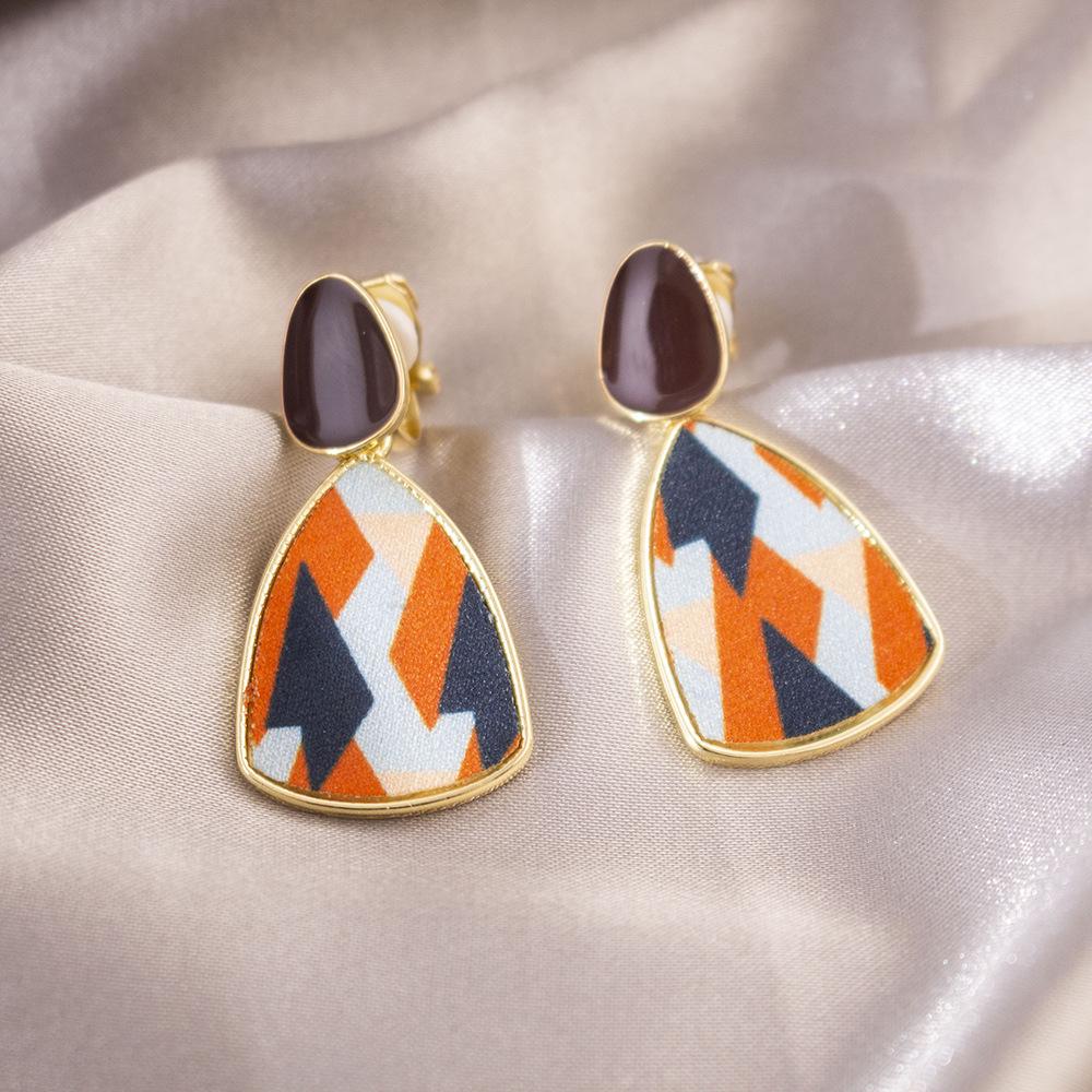 Elegant Clip-On Triangle Earrings for Non-Pierced Ears - Versatile, Light Luxury for Everyday Wear.