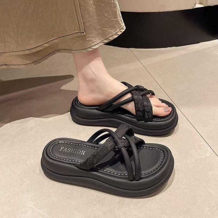 New Chinese style niche design sense thick bottom sandals women wear 2025 summer new with skirt beach slippers