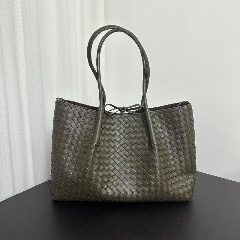 Spring and summer new woven portable shoulder portable tote bag large bag travel bag women's bag