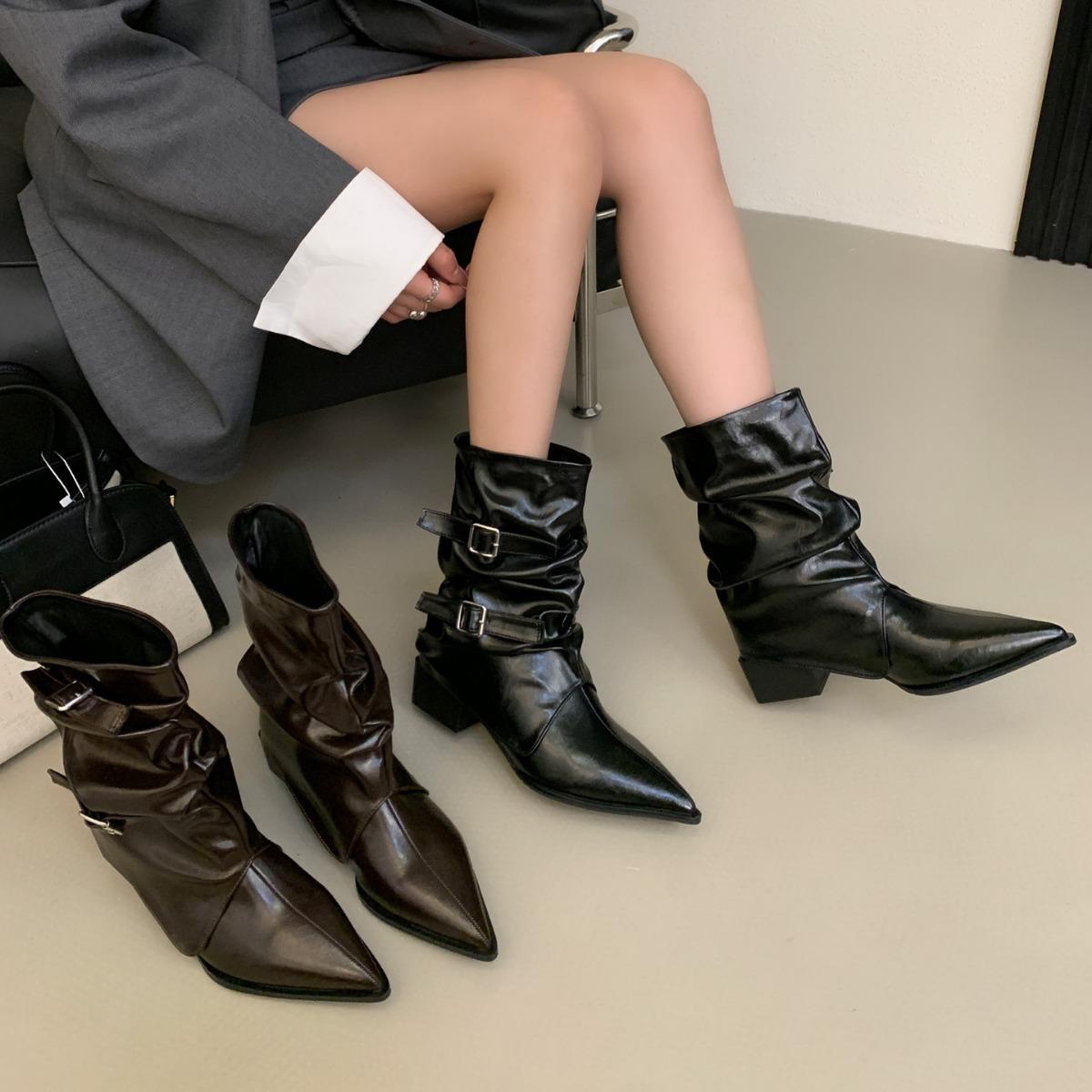 

Осенняя мода 2025 года, остроносые плиссированные полусапоги на толстом каблуке, с тонкой пряжкой-локомотивом и ремнем-пряжкой Мартин, женские короткие ботинки 39 кофейный