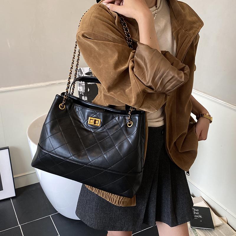 New Large-Capacity Shoulder Bag Fashionable Versatile Portable Tote Bag Commuter Retro Messenger Bag Bag Women