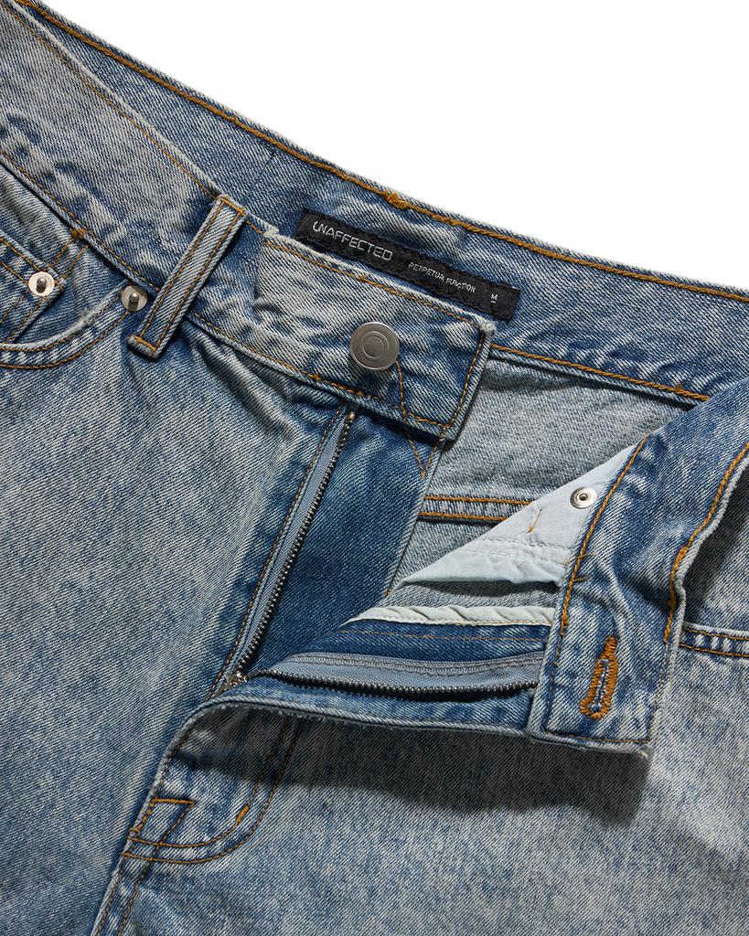 Eoneopegtideuesensyeol Relaxed Bermuda Denim Shorts / Light Blue