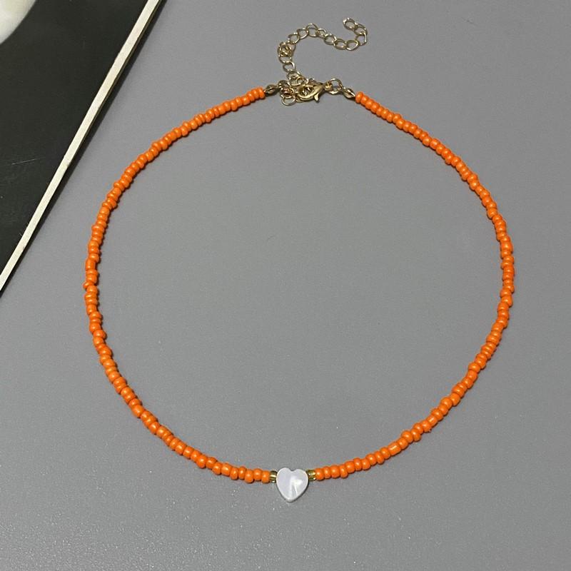 Nový přírodní mušlový choker náhrdelník s přívěskem srdce pro dívku jarní letní móda malý barevný náhrdelník ze skleněných korálků dárek pro přítelkyni