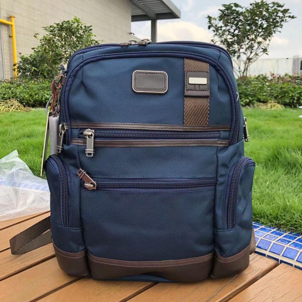 

Чоловічий рюкзак для ноутбука з балістичного нейлону з можливістю розширення - Легкий та повсякденний темно-синього кольору