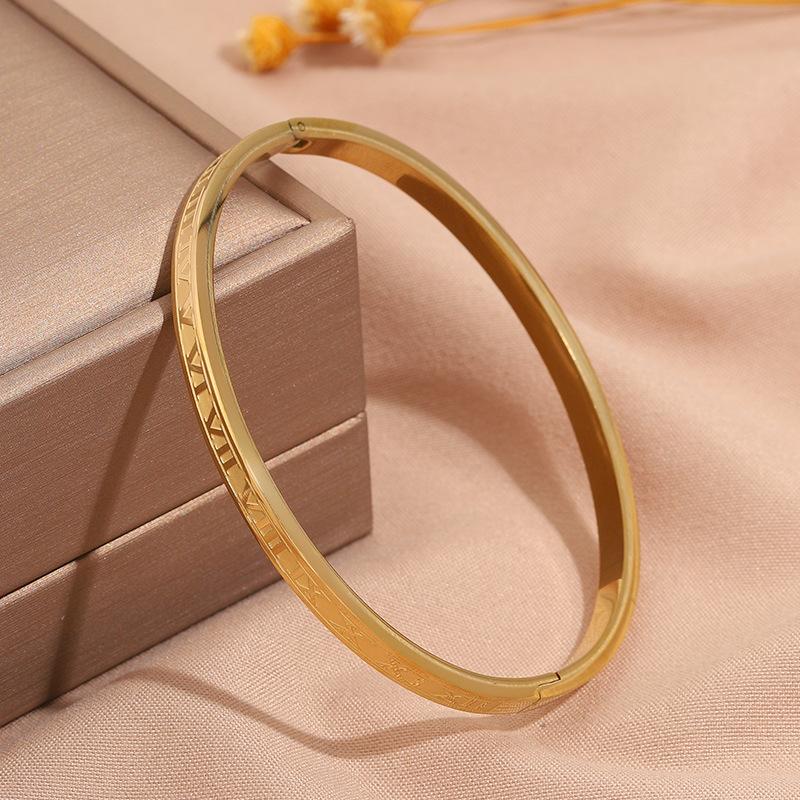 Hot-selling titanium steel bracelet, girls' high-end sense of fashion, popular light luxury in Europe and the United States, Gypsy star love diamond