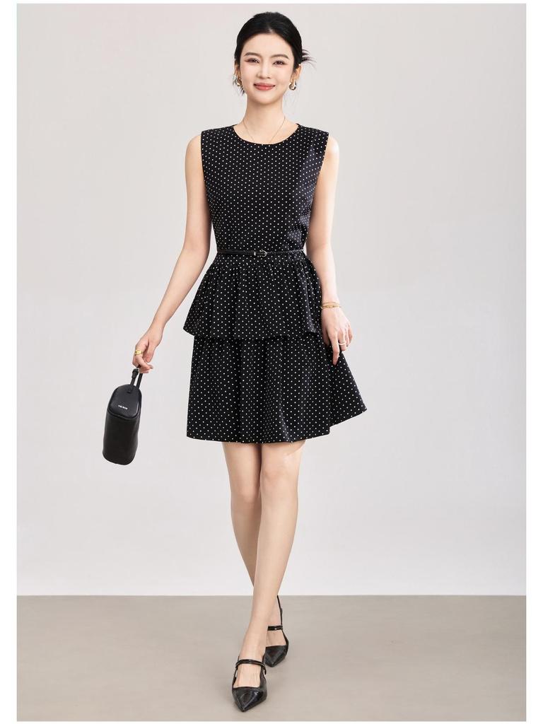 Gepunktetes Satin-Sommerkleid mit Rüschensaum und taillierter Taille für Damen