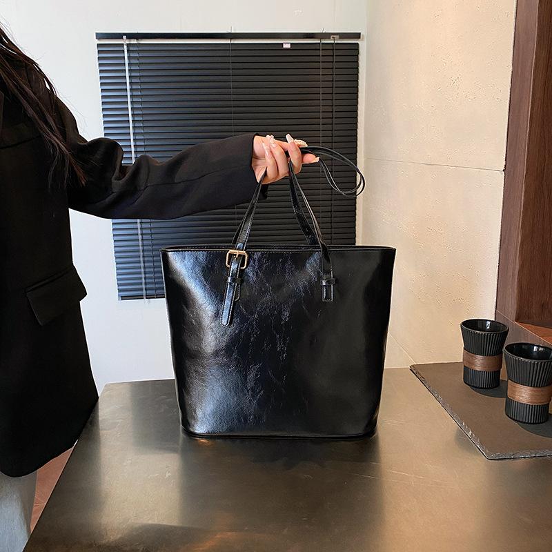 

Simple new fashion trend tote bag women s personality retro large-capacity commuting versatile summer shoulder bag No pendant чёрный