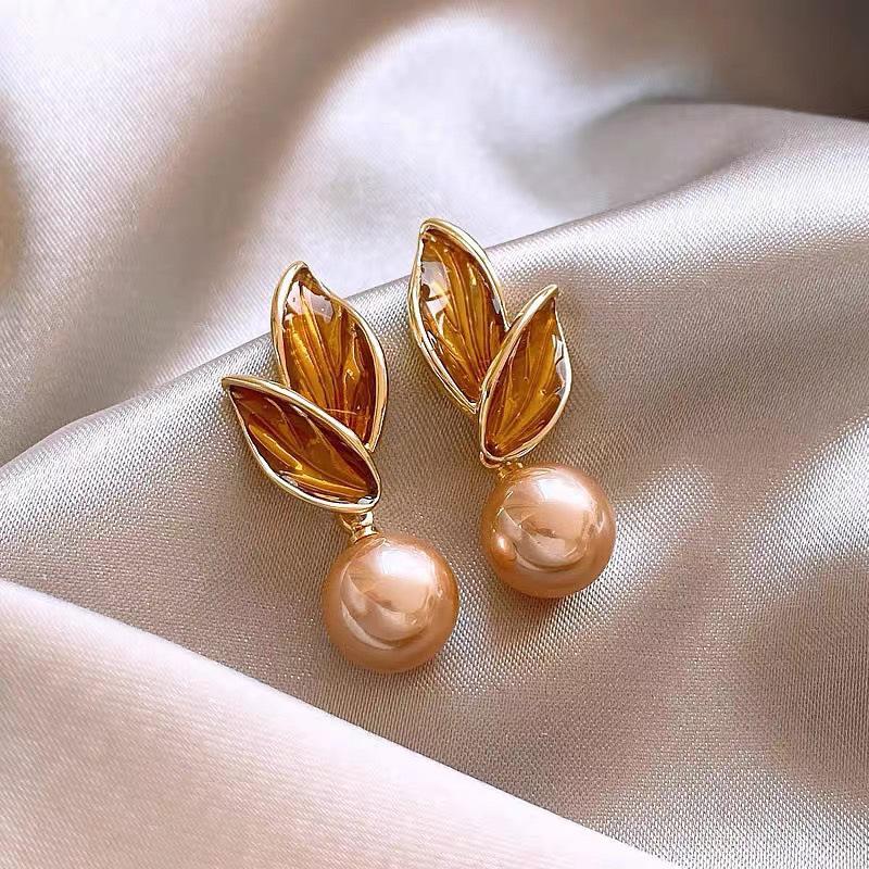 Silver Needle Clover Stud Earrings: Retro Hong Kong Style, Elegant and Fashionable Women's Luxury Jewelry.