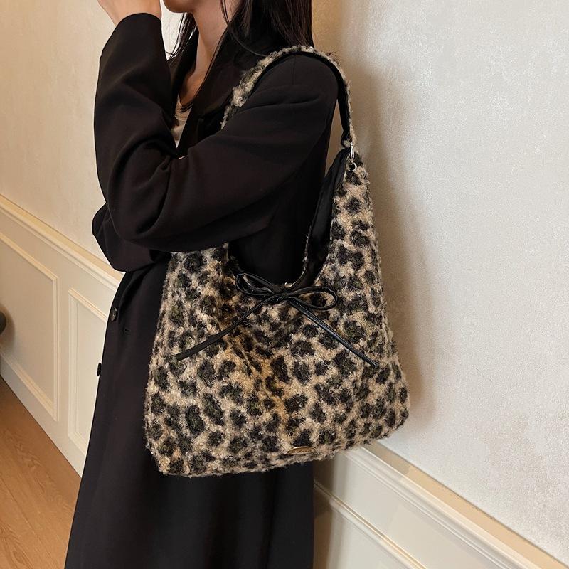 

Autumn and winter retro plush plaid bag women s shoulder messenger commuter bag large capacity adjustable student schoolbag 41*10*40 хаки