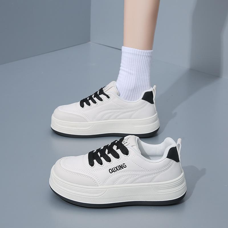 Scarpe bianche basse primavera 2025 nuova versione coreana ins studentesse aumento altezza piattaforma scarpe sportive da ginnastica scarpe casual HY8001