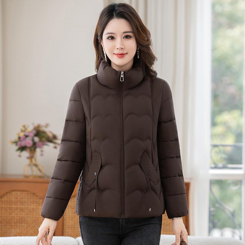 

Куртка пуховая легкая с воротником-стойкой для зрелых женщин 5XL темно-коричневого
