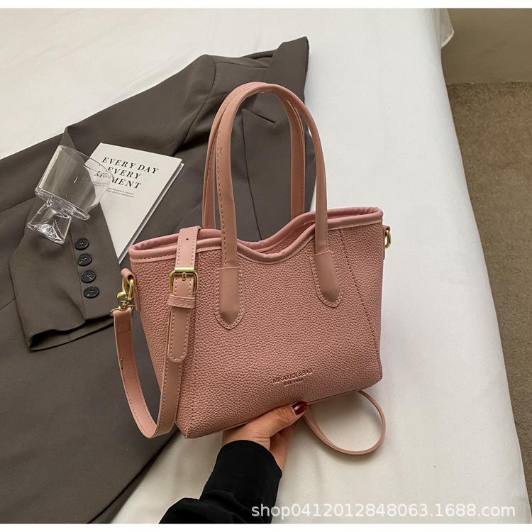 

Нишевая портативная сумка-ведро с узором личи для женщин, новая корейская версия 2025, сумка-мессенджер в иностранном стиле для поездок на работу, сумка через плечо розовый