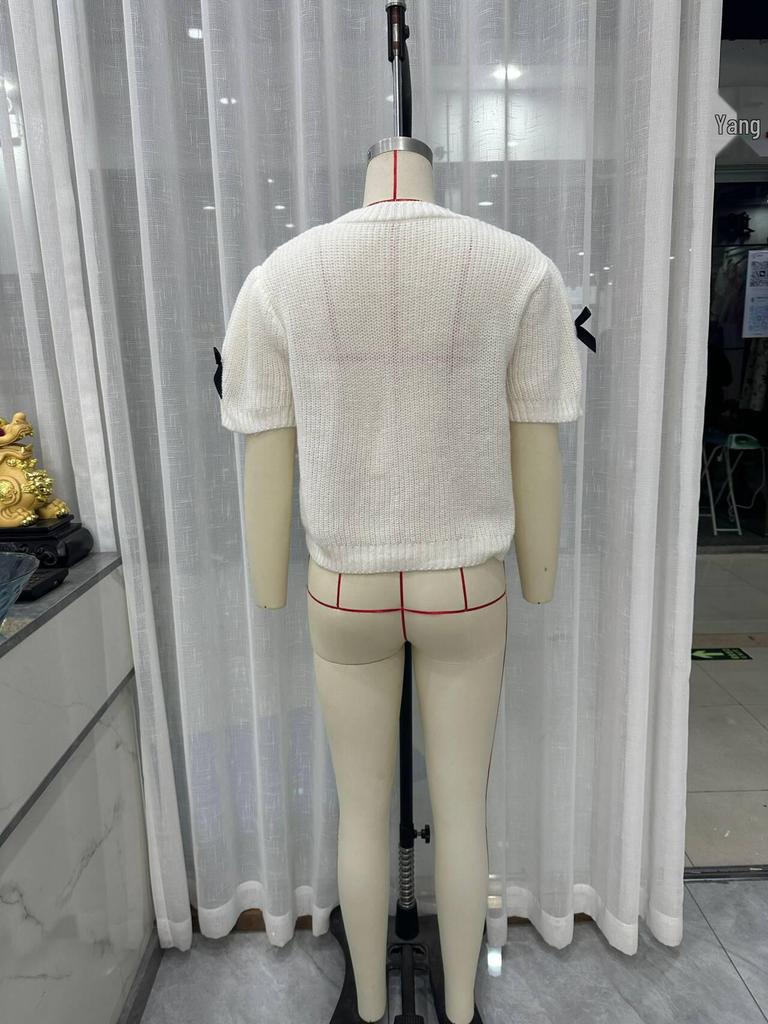 Dámský ležérní svetr s kulatým výstřihem a krátkým rukávem s mašlí, jednobarevný, jaro/léto 2025