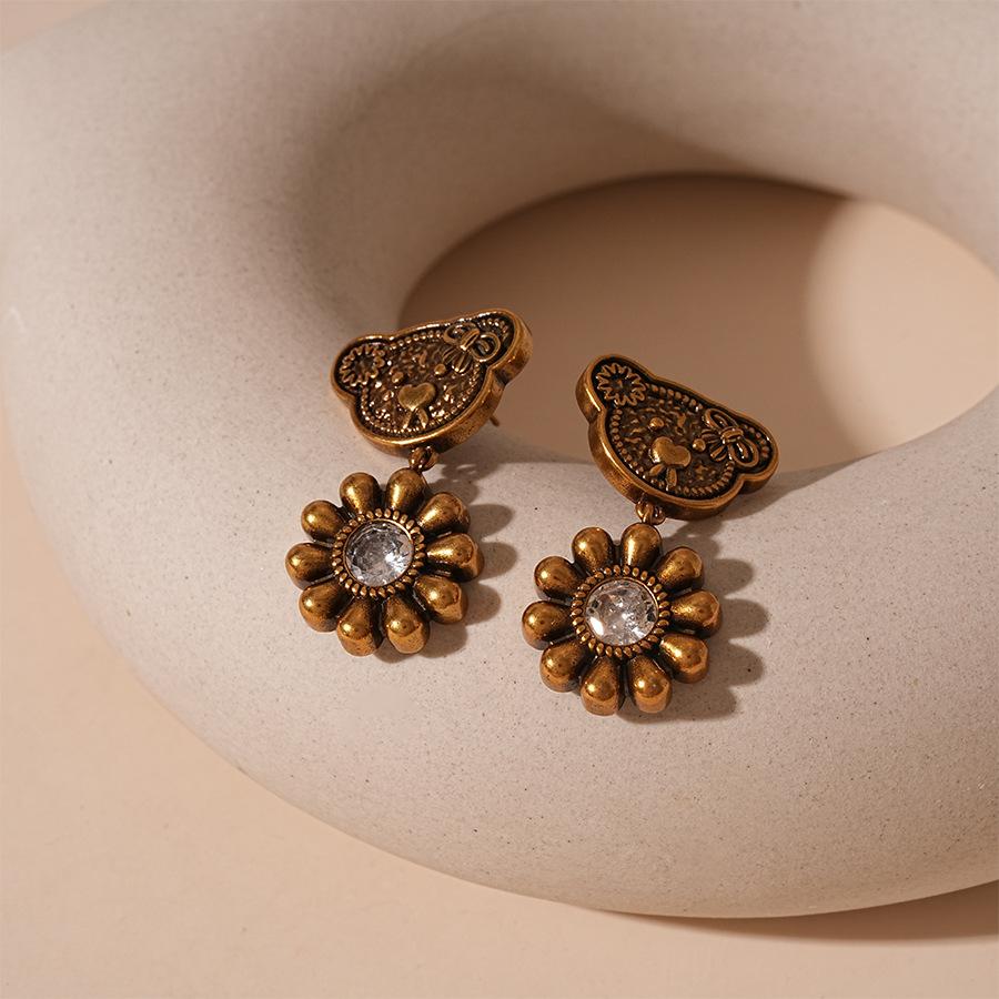 Retro and old zircon bear head flower silver needle earrings French premium earrings.