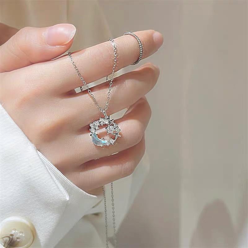 Collana Ciondolo Stella e Luna Onirica - Regalo Elegante e Versatile per Donne