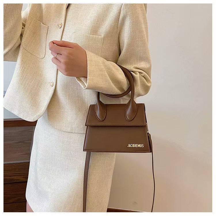 

Новая женская сумочка в европейском, американском и зарубежном стиле, модная трендовая сумка через плечо с буквенным принтом, повседневная универсальная текстурная сумка-мессенджер коричневый