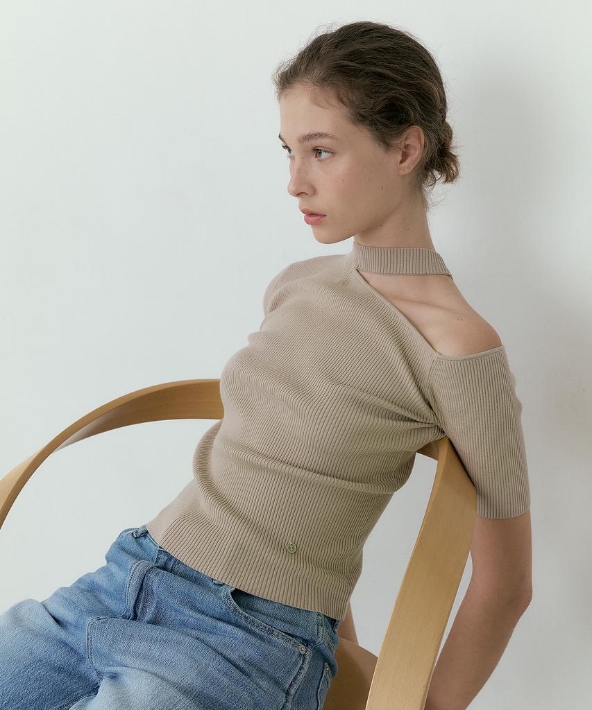 LUCIR ZU Cut Off Half-Turtleneck Knit (Beige)