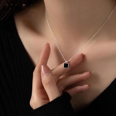 Sterling Silber Schwarze Quadratische Halskette: Elegantes Nischendesign Schlüsselbeinkette, 2022 Cold Style.