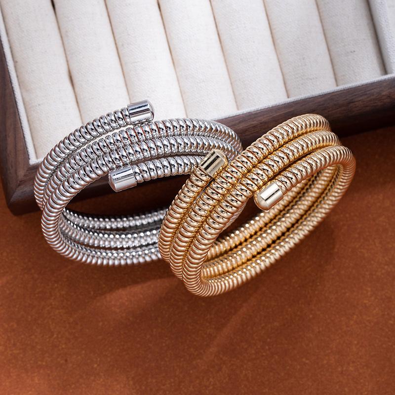 Braccialetti a Molla Metallica Impilati a Tre Strati per Uomo e Donna, Braccialetti Personalizzati alla Moda, Braccialetti Esagerati in Stile Freddo
