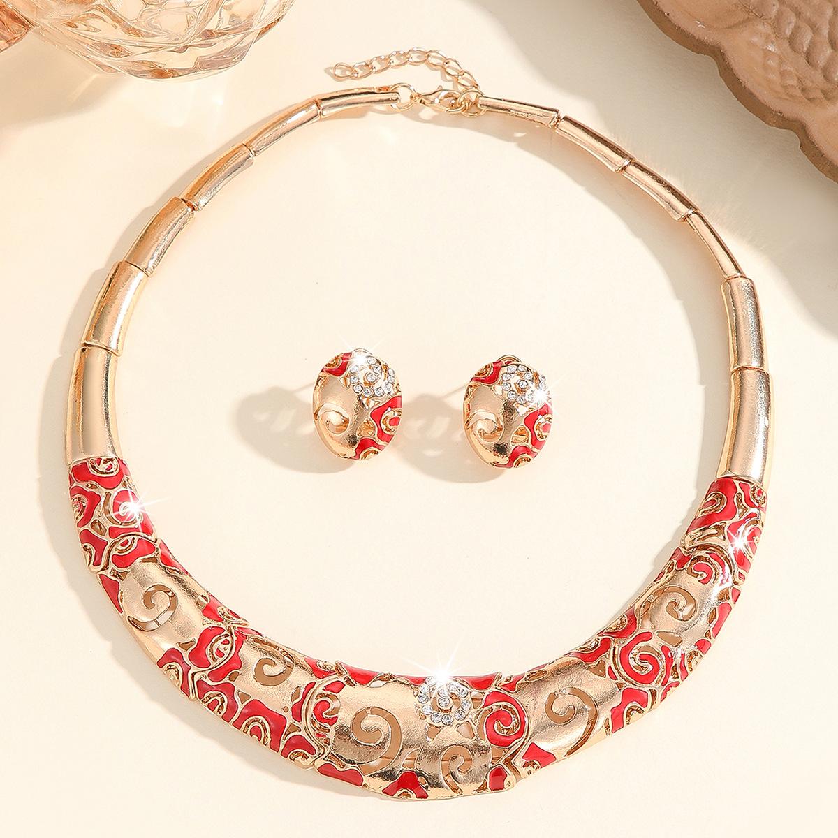 

Модные украшения для женщин красный