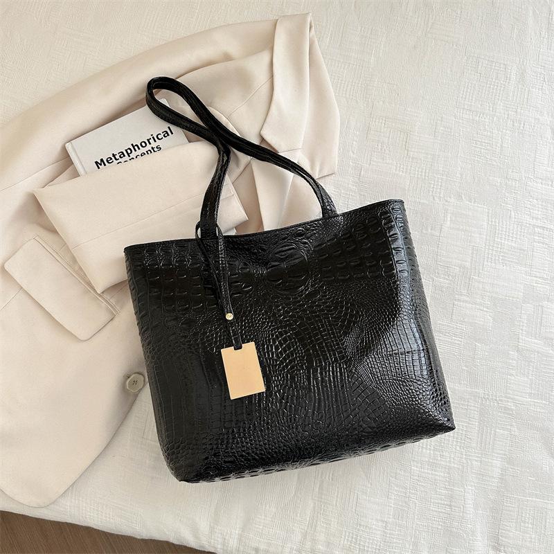 

Большая женская сумка 2024 года, новая модная сумка через плечо большой вместимости, повседневная текстура, ретро-модная сумка через плечо, корейская версия, портативная сумка-тоут чёрный