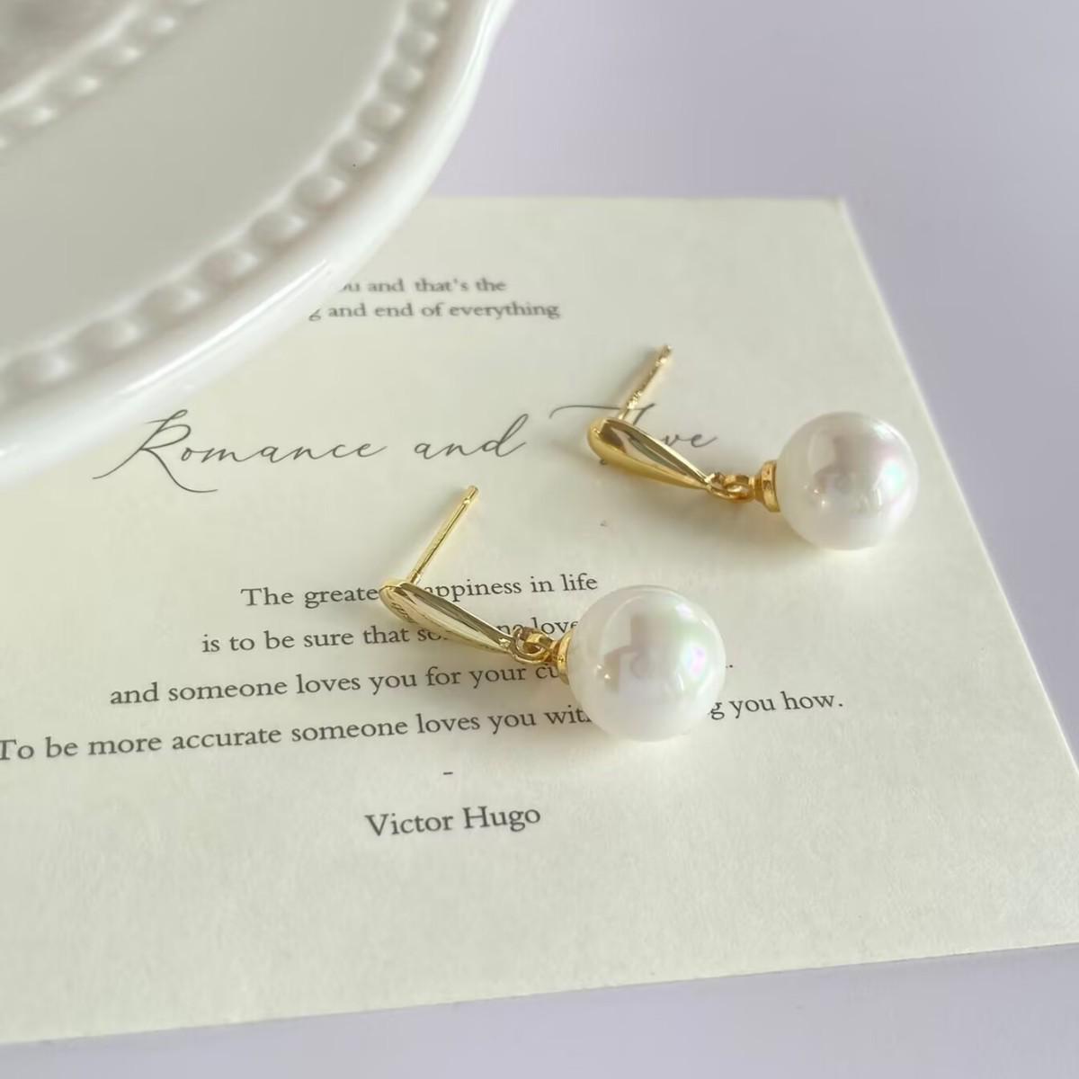 Elegant Iridescent Pearl Stud Earrings: High-End, Face-Slimming, Niche Design