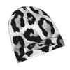 Schwarz-Weiß-Leopardenmuster Beanie für Erwachsene, das mühelos vom morgendlichen Pendeln zu abendlichen Spaziergängen übergeht und dabei ein sauberes, urbanes Aussehen bewahrt.