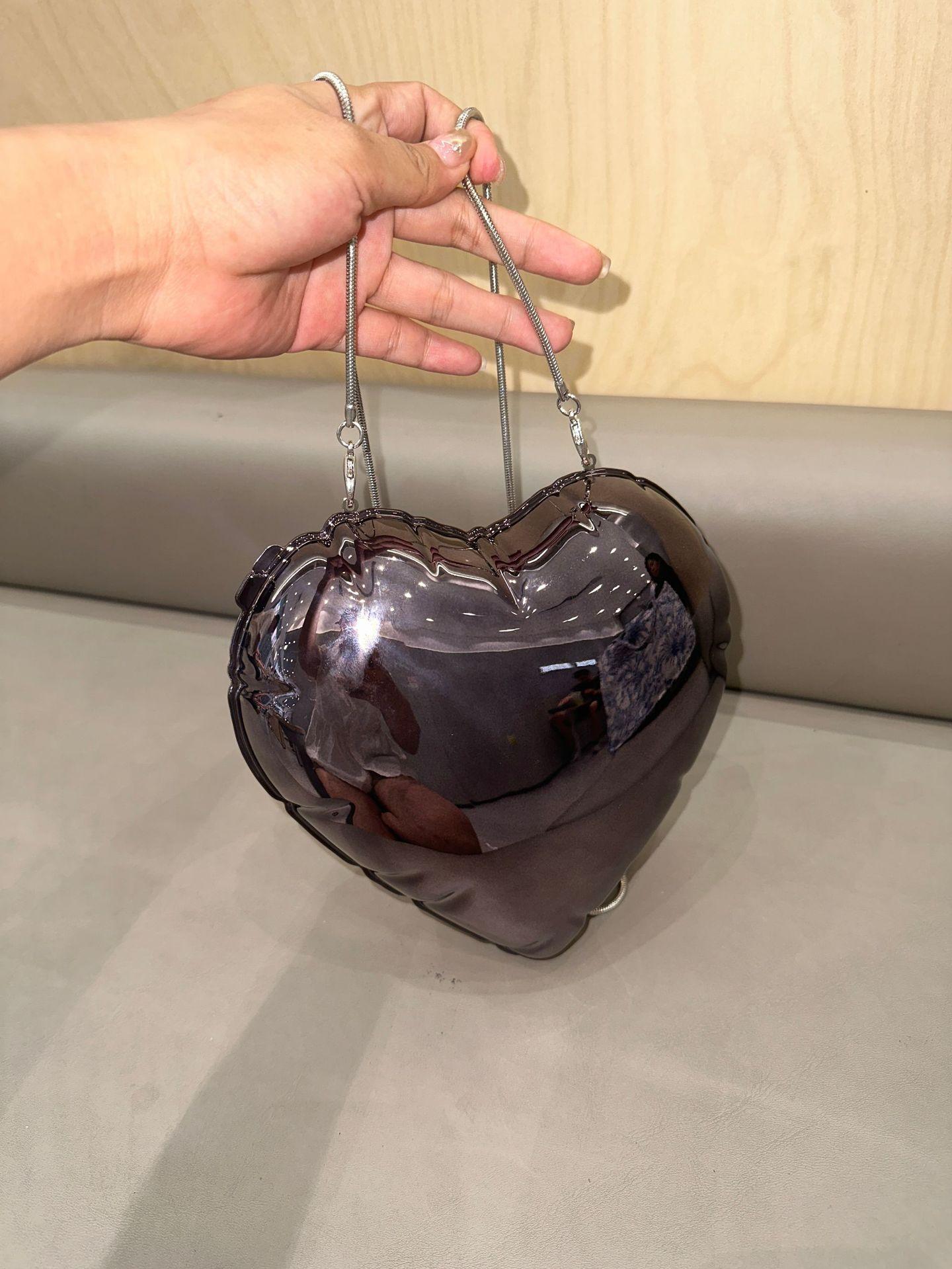 

Нишевый дизайн Loving Girl High-End Feeling Sweet And Cool Babes Акриловая цепочка Crossbody Красный конверт для наушников Сумка чёрный