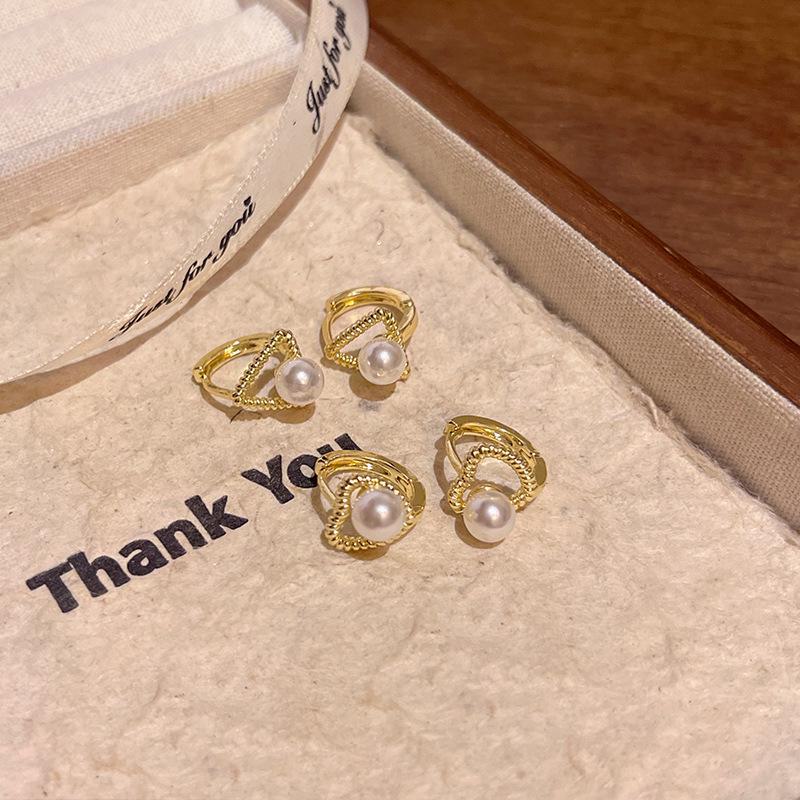 2024 Ohrringe im Hongkong-Stil mit geometrischen Perlen-Dreiecken und Liebesmotiven für Damen - Klein und exquisit