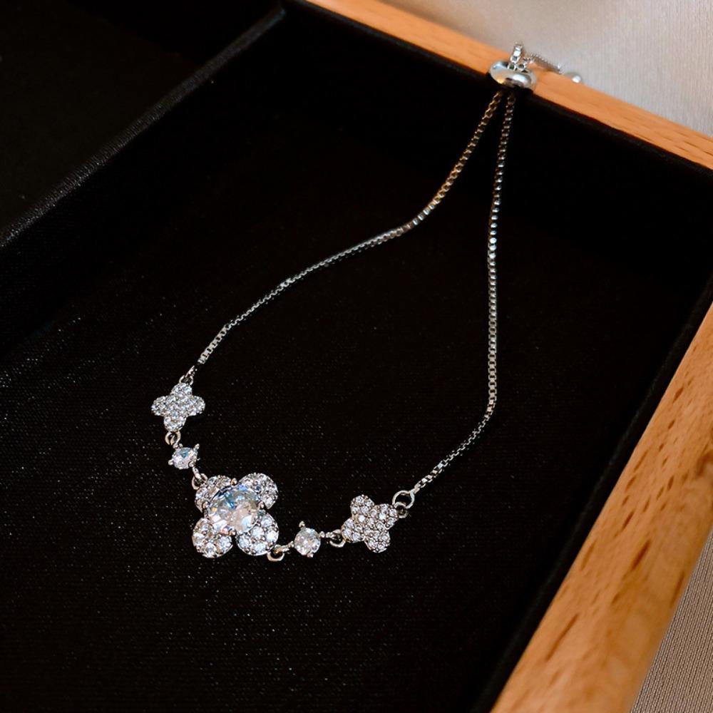 High-end Lucky Four-leaf Clover Bracelet Light Luxury High-end Temperament Hand Jewelry Fashion Design Jewelry