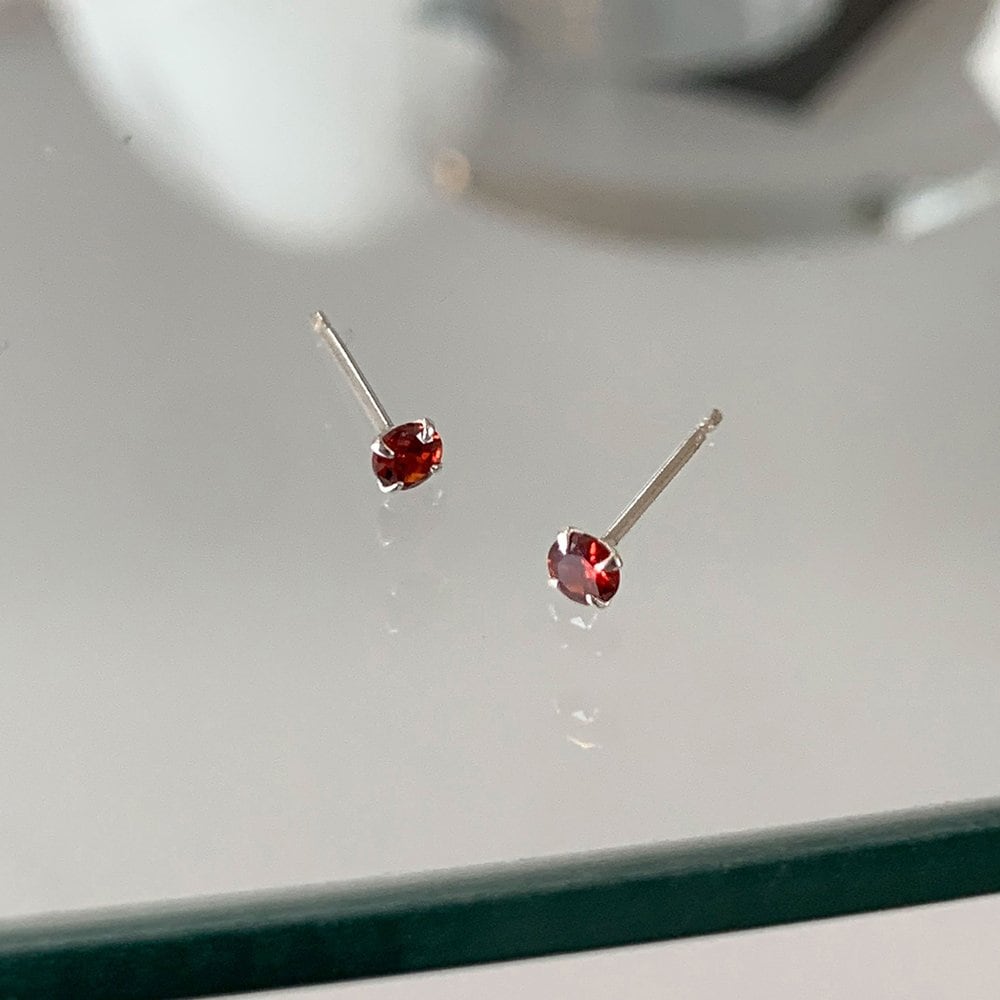 [ Modernlike / Headquarters genuine product ] Silver 925 red cubic zirconia earrings