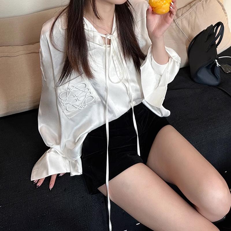 Jinqian satén imitace kyseliny octové streamer vyšívaná košile volná a tenký líný top s dlouhým rukávem