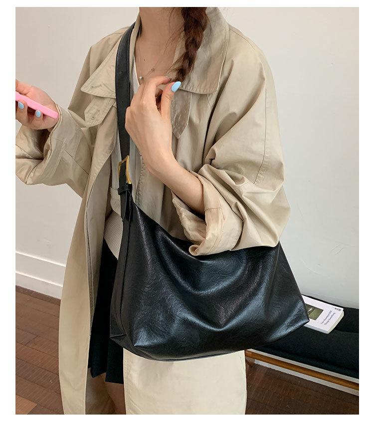 

Women s bag 2025 new bag women s large-capacity messenger bag bag soft collapse minimalist style one shoulder underarm tote bag чёрный
