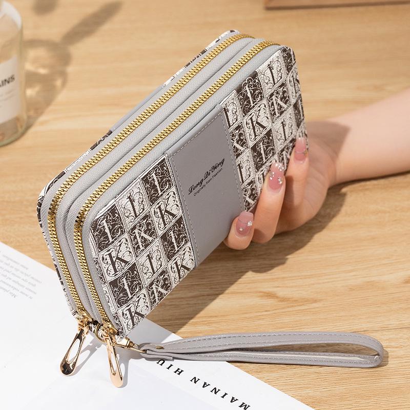 Стильный вместительный женский клатч в стиле колор-блок с двойной молнией 990₽