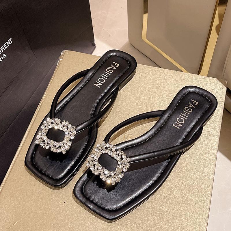 Flip-flops for women's outerwear 2025 summer new fashionable versatile rhinestone flat bottom pinch foot beach anti-skid sandals tide