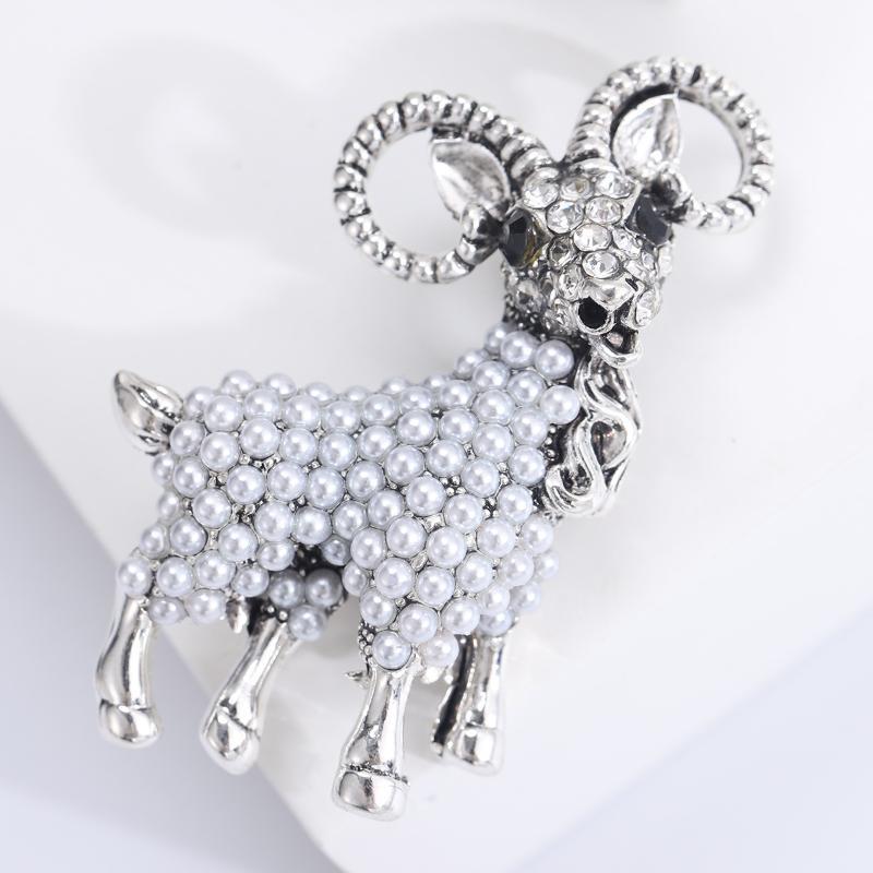 Cute Pearl Goat Animal Brooch 1Pcs Retro Style Lapel Pin for Women Sweater Accessory Perfect Party Gift for Friends