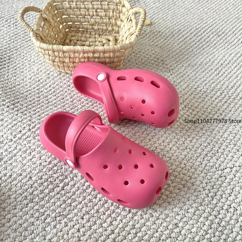 Fashion Women and Men's Hole Shoes 2025 Summer Non-Slip Outdoor Sandals Closed Toe Shit Feeling Beach Slippers Thick Bottom Soft Bottom