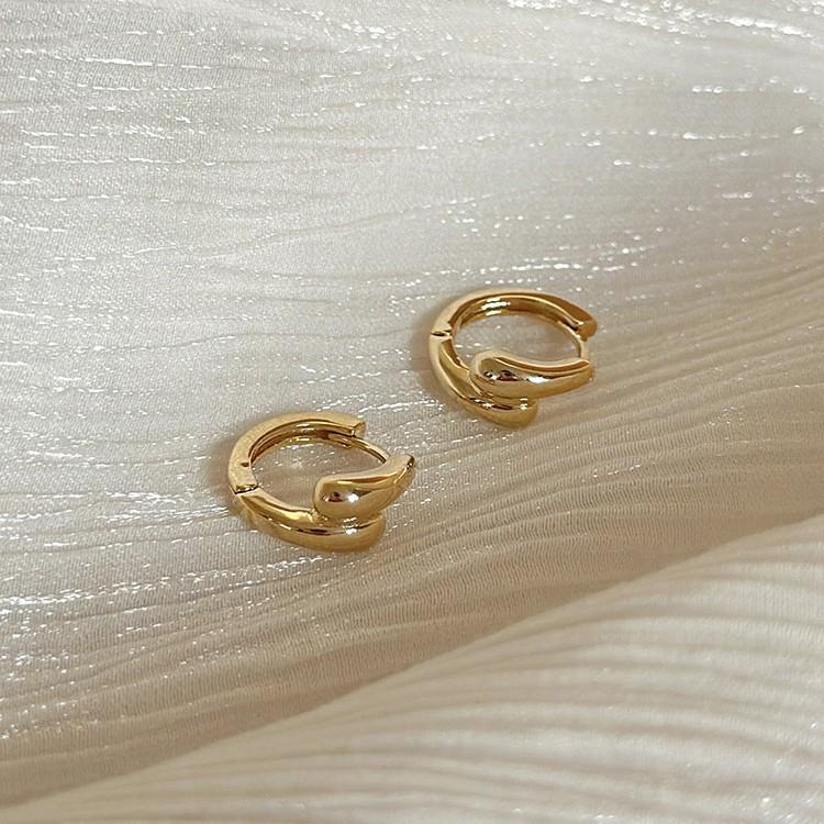 Elegant French Niche Golden Hoop Earrings for Women – Light, Luxurious, and Stylishly Unique.