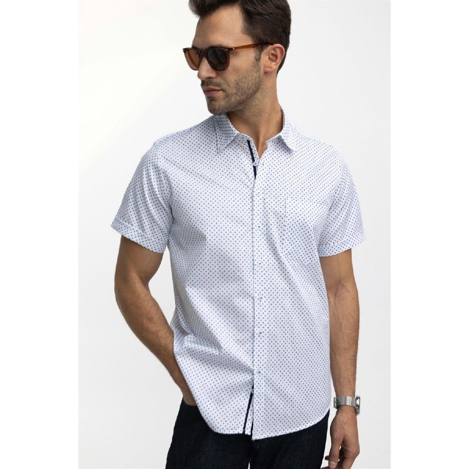 

Классическая мужская белая рубашка со спортивным воротником и коротким рукавом с принтом L белый