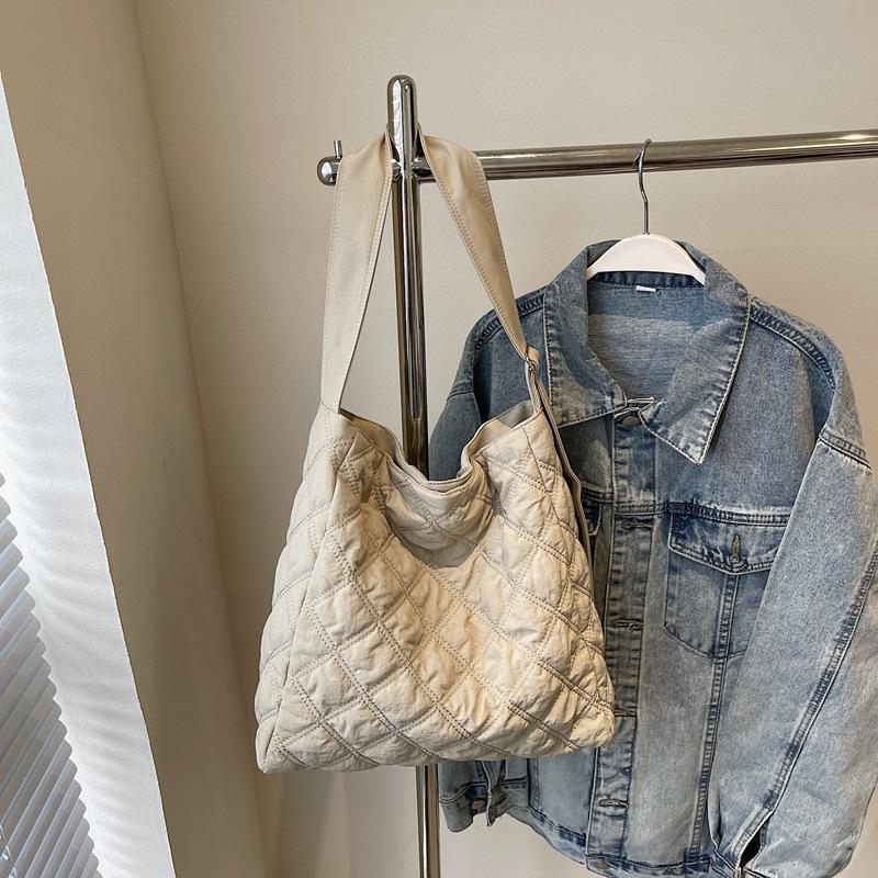 Large capacity tote bag women's 2025 autumn and winter new cotton bag diamond lazy wind tote bag leisure commuter bag