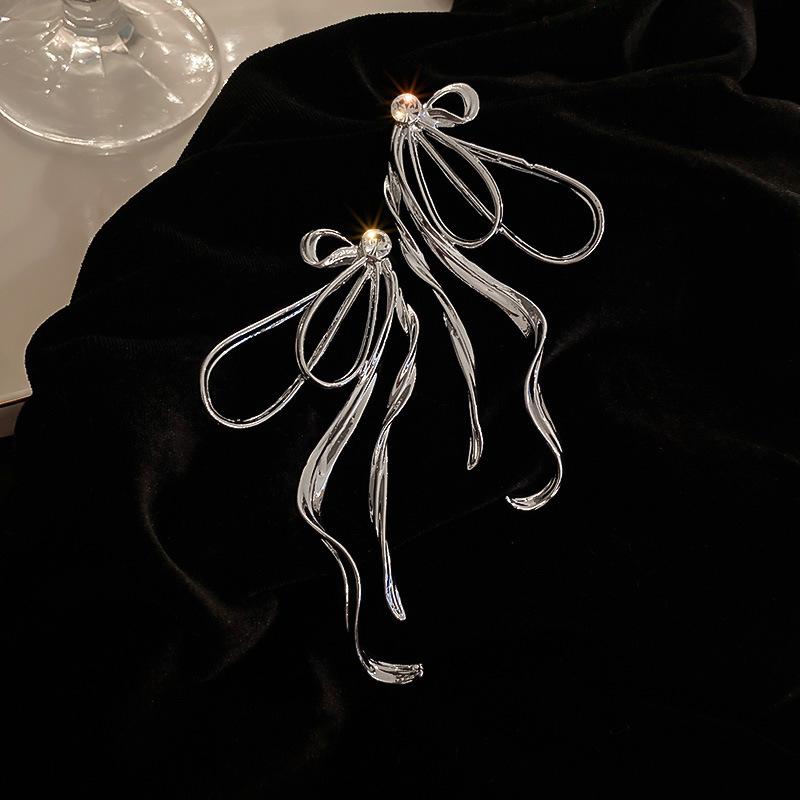 

Silver Needle Diamond Bow Earrings Summer Super Fairy Sweet and Cool Spice Girls Earrings Light Luxury Premium Earrings