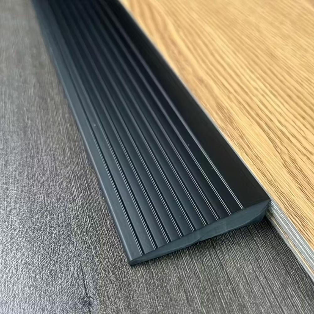 1 Stück 0,9 m x 5 cm Selbstklebende Rampenmatte Rutschfeste Türschwellenrampe Mehrzweck Einfache Montage Höhenunterschiedsreduzierer