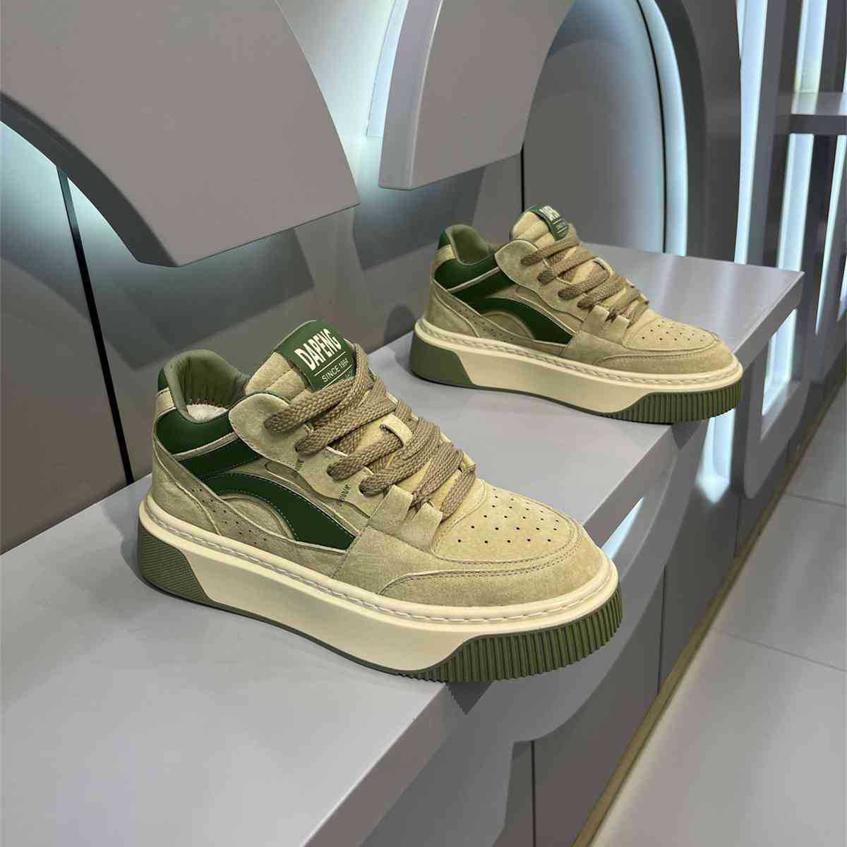 

Fashion Autumn Men s Skateboarding Shoes Comfortable 2025 New High-Top Sneakers Casual Sports Shoes Men Street Leather Walking Shoes 39