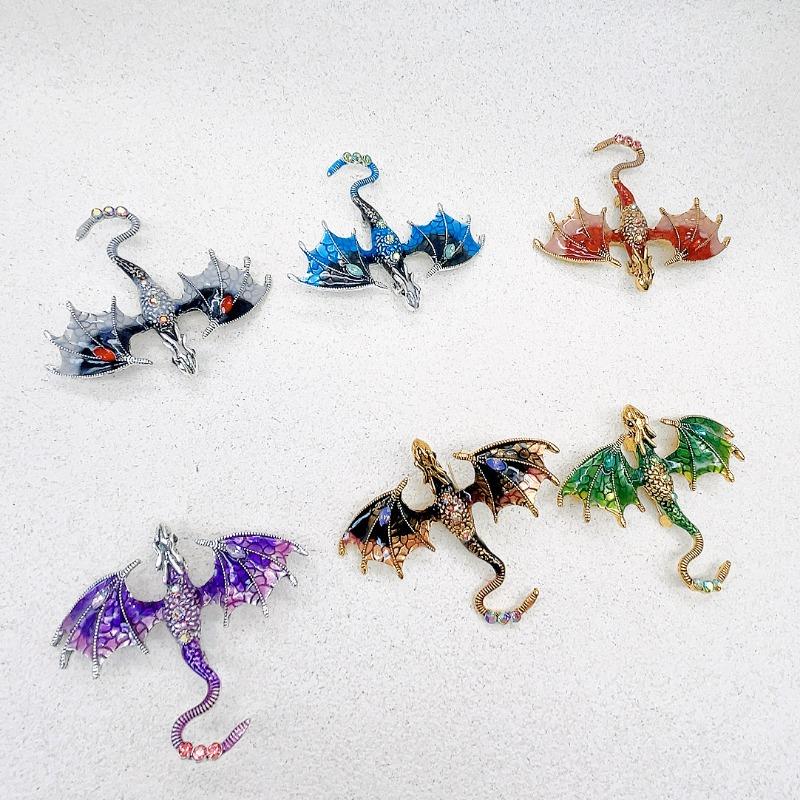 Brož Kapající drak - Vysoce kvalitní, Personalizovaná zvířecí brož s protiodrazovým zapínáním a špendlíkem.