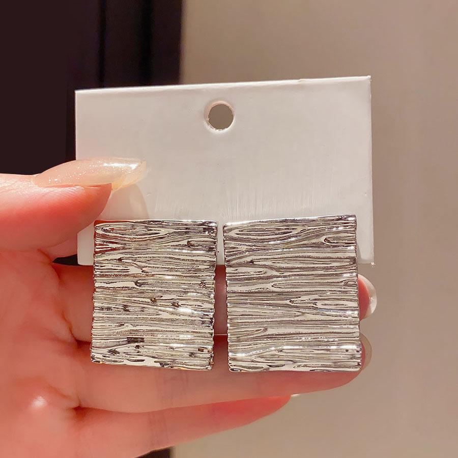 

Silver needle pleated square stud earrings Korean version ins simple fashion versatile commuter earrings light luxury high-end earrings women